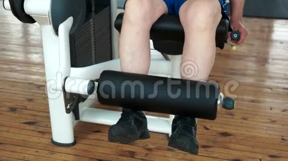 关闭高级男子训练腿在健身房视频的预览图