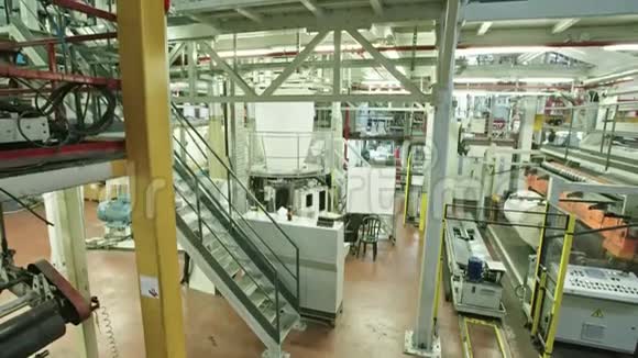 一家大型工业塑料制造厂的起重机视频的预览图