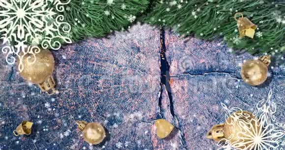 圣诞节背景冷杉枝雪花和金球在乡村木桌上上景视频的预览图