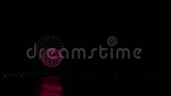 江上夜空中五彩缤纷的节日烟花在水中反射时间跨度视频的预览图