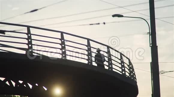 男孩在桥上的赛格路上移动视频的预览图