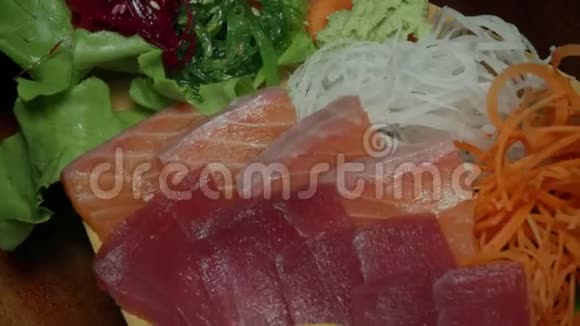 新鲜生生生鱼片套装正宗日本菜传统食物视频的预览图