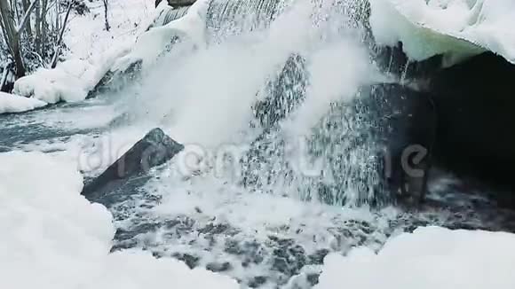 冬季人工瀑布缓慢运动视频的预览图