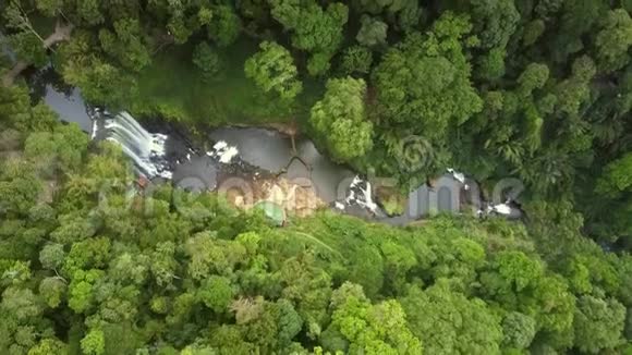 山河峡谷与瀑布和明亮的石头遗址视频的预览图
