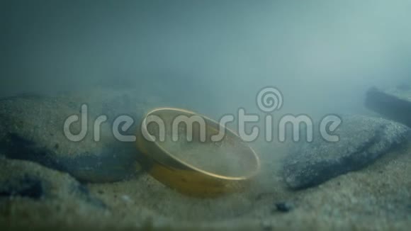 金环跌落在水下的岩石上视频的预览图