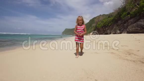 孩子沿着海滩跑视频的预览图