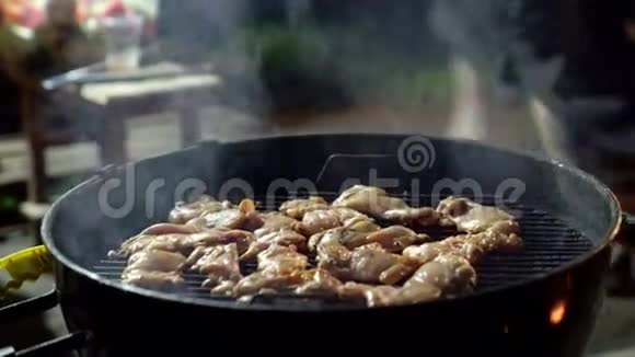 诱人的辣鸡翅被烤在一夜烧烤的明亮的煤里视频的预览图