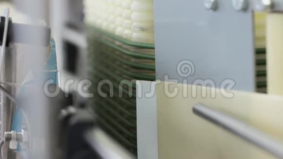 乳制品厂的乳制品标签关闭包装奶瓶视频的预览图