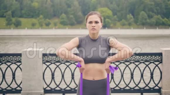 运动女性在户外健身时使用健身扩张器视频的预览图