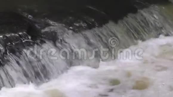乔治亚州塞威尔溪夏季塞威尔溪上一个小瀑布的近景被放大视频的预览图