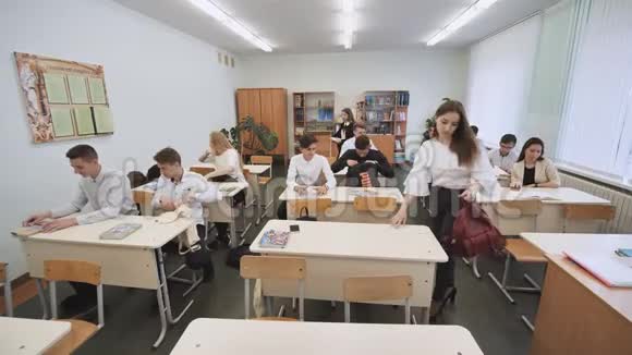 上课前的学生俄罗斯学校视频的预览图