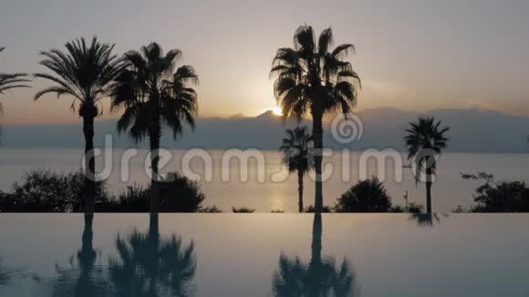 土耳其度假胜地的室外游泳池和日落时的自然景观视频的预览图