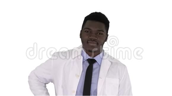 美国黑人医生在白色背景上喷鼻剂视频的预览图