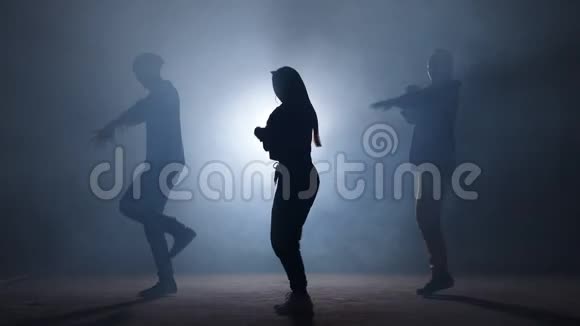 一群年轻的嘻哈舞者在舞台上表演视频的预览图
