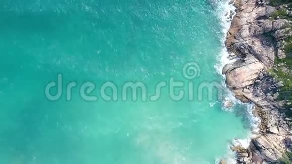 迷人的碧波荡漾在岸边视频的预览图