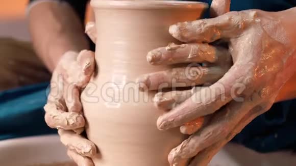 波特和他的女学生的手男人和女人一起工作在陶工轮上制造粘土制品视频的预览图