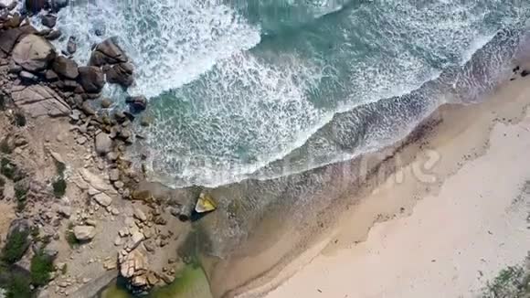 巨大的海浪卷在海滩上紧紧抓住狭窄的通道视频的预览图