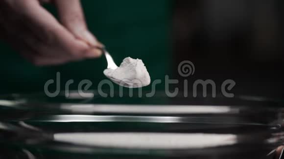 厨师在慢动作的熟餐中加入苏打水勺子和面粉食物的香料厨房做饭面粉在视频的预览图