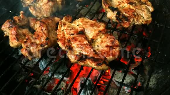 烧烤时间牛肉或猪肉牛排在烤架上燃烧着煤火视频的预览图