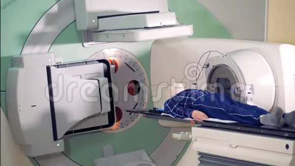 接受放射治疗的男性病人的医院放射室视频的预览图