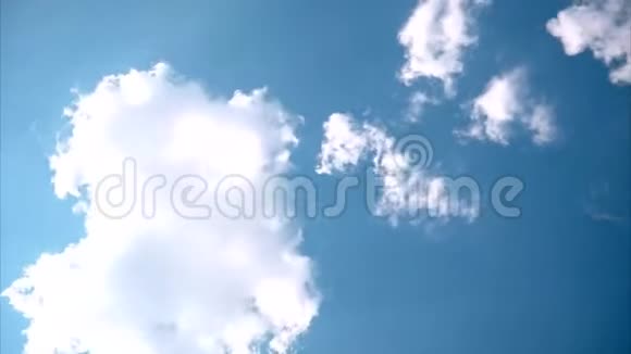 蓝天上的云背景浪漫的心情视频的预览图