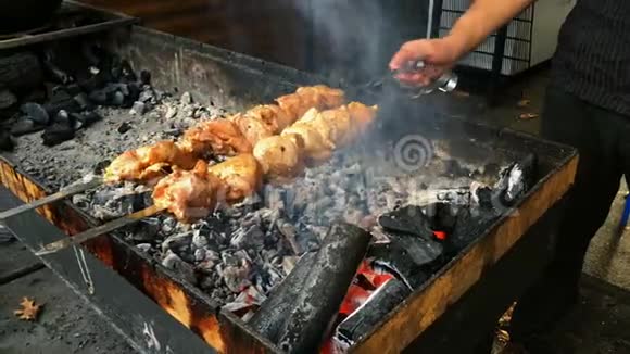 烧烤时间牛肉或猪肉牛排在烤架上燃烧着煤火视频的预览图