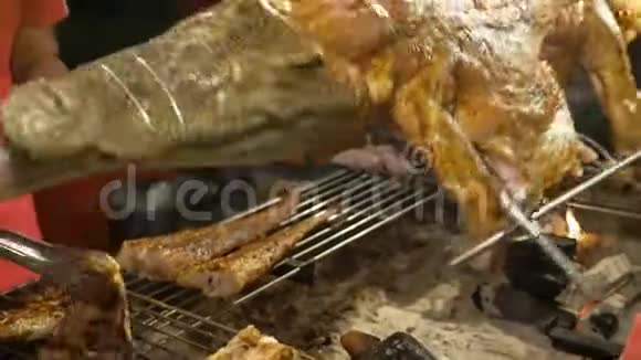 亚洲美食的概念一只小鳄鱼在篝火上烤着一口唾沫视频的预览图
