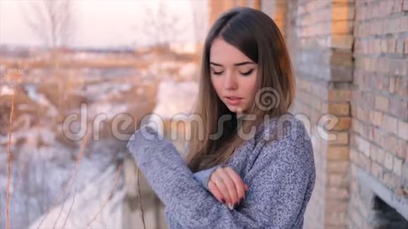 在废墟的背景下冬天的悲伤女孩视频的预览图