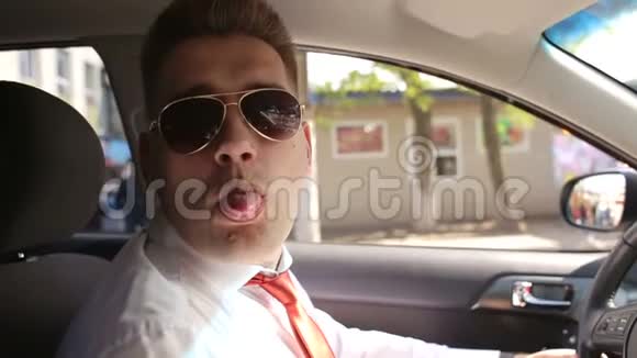 开朗的男人开车露出舌头视频的预览图