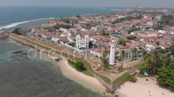 斯里兰卡加勒海岸上的白色灯塔视频的预览图