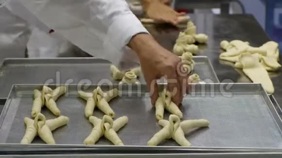 手在面包厂做面包喇叭形状视频的预览图