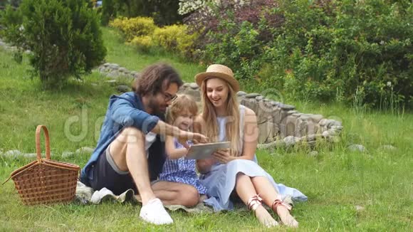家庭在乡村野餐时使用数码平板电脑视频的预览图