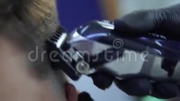 理发师用电动剃须刀理发理发师剪发视频的预览图