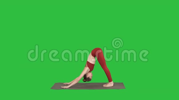 一位身穿红色运动服做瑜伽或普拉提运动的漂亮年轻女子站在一个变异的纳塔拉扎纳视频的预览图