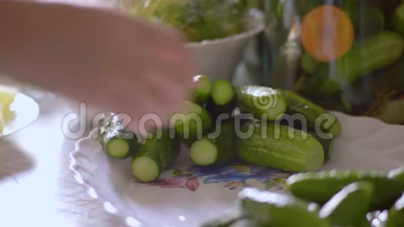 贴身女人切黄瓜做腌菜视频的预览图