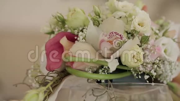 婚礼装饰白色和粉红色的花束摆在桌子上视频的预览图