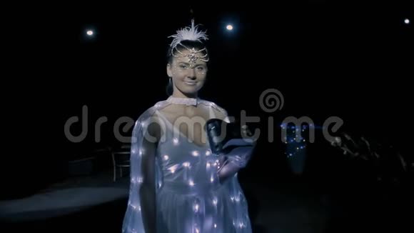 穿着白色LED服装戴虚拟耳机的布鲁内特女士视频的预览图
