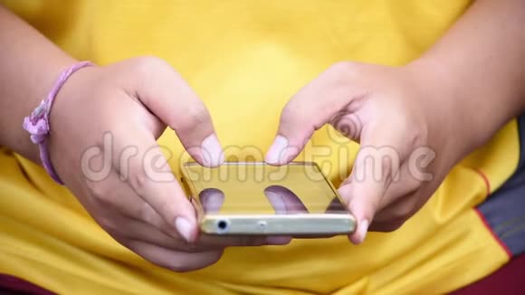 手指在男人手中的手机上发短信视频的预览图