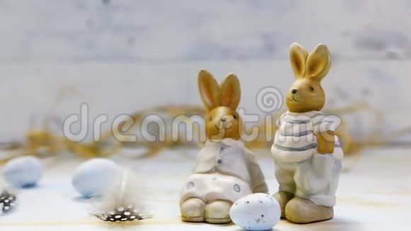 复活节快乐蓝桌背景复活节彩蛋和复活节兔子视频的预览图