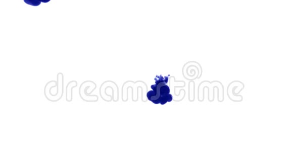 三维渲染蓝色墨水在水中的白色背景与卢马哑光作为阿尔法面具的墨水效果或背景多重视频的预览图