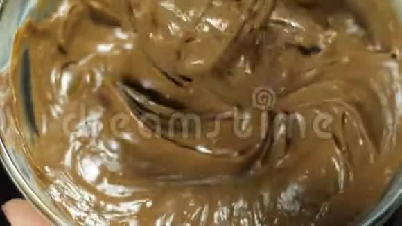 巧克力混合熔融液体优质黑巧克力与搅拌关闭液体热巧克力漩涡糖果视频的预览图