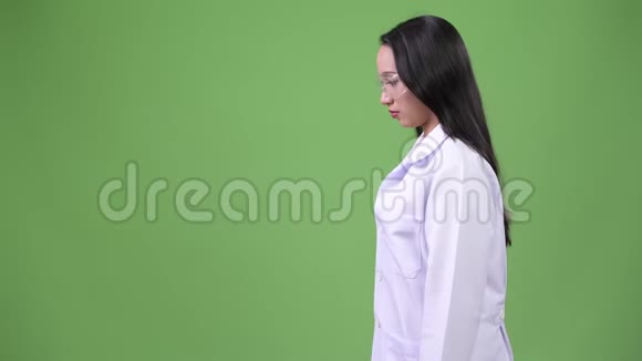 戴防护眼镜的年轻美丽的亚洲女医生简介视频的预览图
