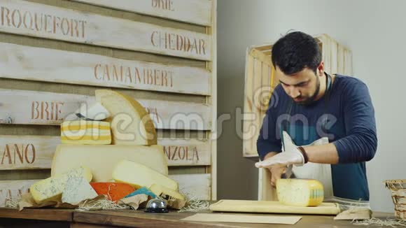 有魅力的男人在店里干奶酪视频的预览图