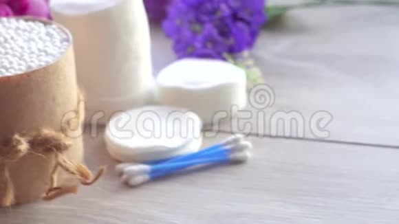 棉花芽和一叠棉花垫在桌子上关闭视频的预览图