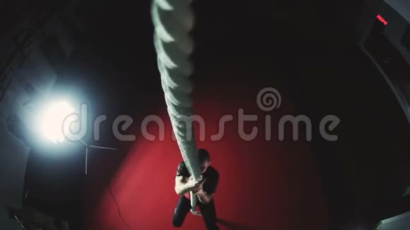 肌肉男在健身房爬绳子视频的预览图