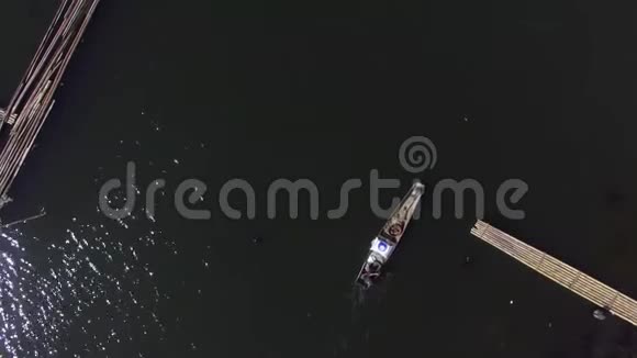 船夫驾驶着一艘小木船在山湖上活动无人机视频的预览图
