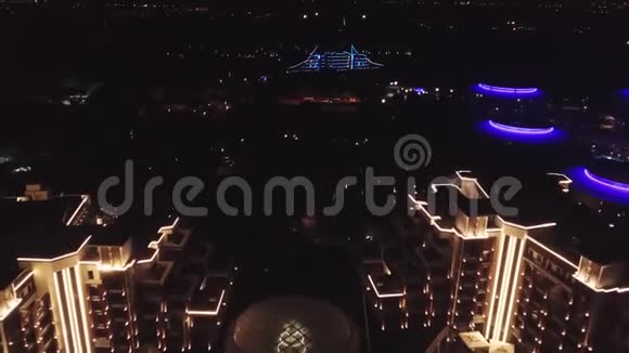 晚上可俯瞰豪华酒店剪辑明亮旅游酒店的夜景视频的预览图