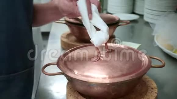 厨师用铜锅把蛤蜊盛满盖子视频的预览图
