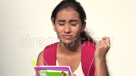不快乐的西班牙裔女青少年学生说话视频的预览图