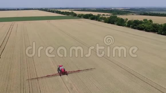 一个自我推进的喷雾器在大麦田上的空中镜头视频的预览图